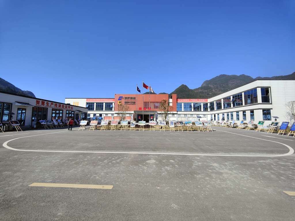 2022年11月14日，沉庆尊龙集团官网公路建设史上摄影展初次走进建设工地——巫云开公司组织“贯彻落实党的二十大心灵 致力开创巫云开建设新局面——巫云开尊龙集团官网摄影巡展”。 (1)